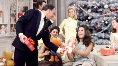 Photo of Frank Sinatra’s Daughter Thought She Would ‘Die of Heart Failure’ During Her Father’s Christmas Special