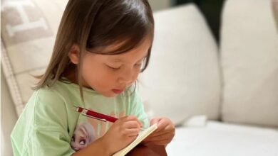 Photo of Lisa nhà Hà Hồ mới 2 tuổi đã tập viết, nhìn thái độ và dáng vẻ tập trung mà ai cũng bất ngờ
